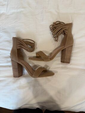 Strappy Ankle-Tie Block Heel Sandals in Tan